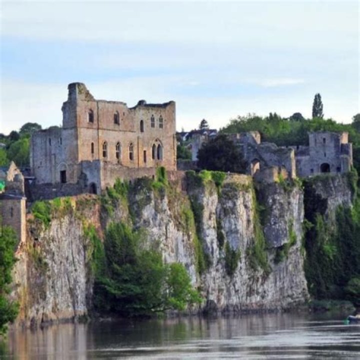 Who owned Chepstow Castle in 1210?